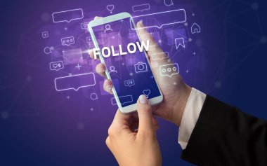 Sosyal medya kavramına sahip akıllı telefon kullanımı