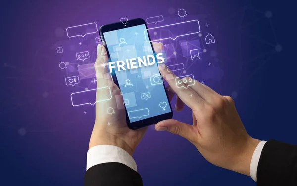Hand met smartphone met social media concept — Stockfoto