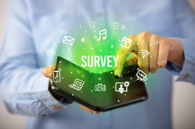 Katlanabilir akıllı telefonu olan bir iş adamı, sosyal medya kavramı