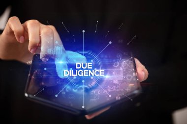 İş adamı katlanabilir bir akıllı telefon tutuyor, yeni iş konsepti