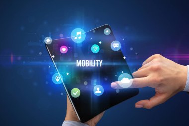 Katlanabilir akıllı telefonu olan bir iş adamı