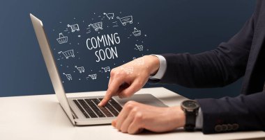 Dizüstü bilgisayar ve e-ticaret konsepti üzerinde çalışan bir iş adamı