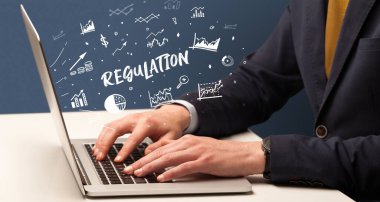 Dizüstü bilgisayar ve iş konsepti üzerinde çalışan iş adamı