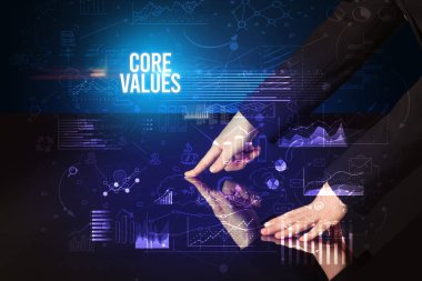 İş adamı dev ekrana dokunuyor