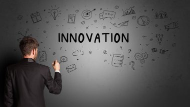 İş adamı yaratıcı bir fikir çiziyor.