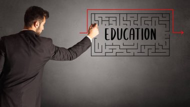 İş adamı labirent çiziyor