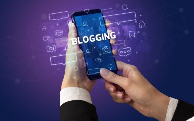 Sosyal medya kavramına sahip akıllı telefon kullanımı