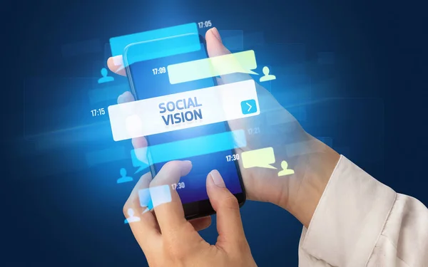 Smartphone Hand in Hand mit Social-Media-Konzept — Stockfoto