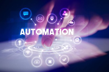 Web teknolojisi simgeleriyle tablete dokunmak