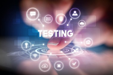 Web teknolojisi simgeleriyle tablete dokunmak