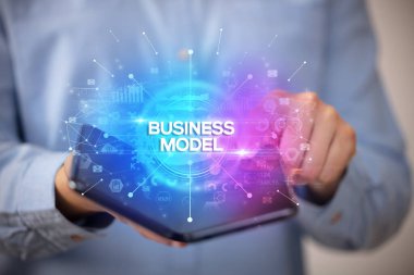 İş adamı katlanabilir bir akıllı telefon tutuyor, yeni iş konsepti