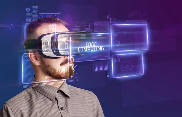 Zakenman op zoek door Virtual Reality bril, tech concept — Stockfoto