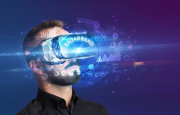 Affärsman som tittar igenom VR-glasögon — Stockfoto
