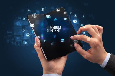 Katlanabilir akıllı telefonu olan bir iş adamı, sosyal medya kavramı