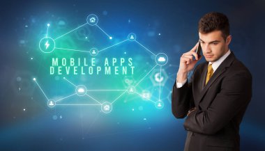 Teknolojiyi düşünen bir iş adamı.