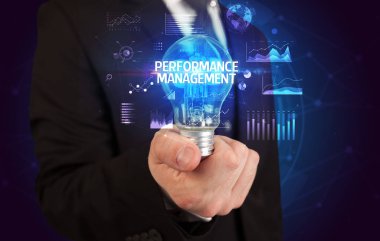 Elinde ampul tutan bir iş adamı, yeni iş konsepti