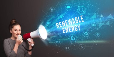 Megafonla bağıran genç kadın, teknoloji duyurusu konsepti.