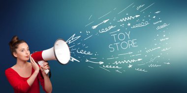 Genç kız megafona bağırıyor.