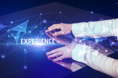 İş adamı dev ekrana dokunuyor