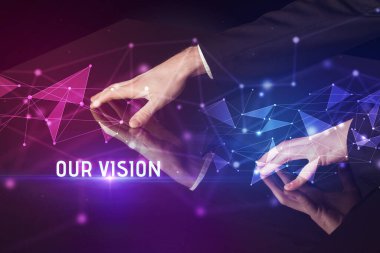 İş adamı dev ekrana dokunuyor