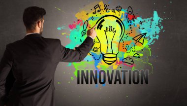 İş adamı renkli ampul çiziyor