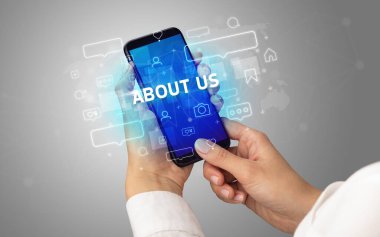 Sosyal medya kavramına sahip akıllı telefon kullanımı