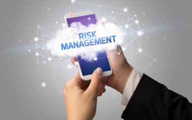 Bulut iş konsepti olan akıllı telefon kullanımı