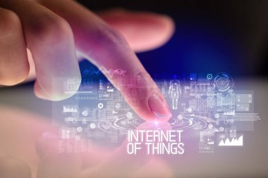 Web teknolojisi simgeleriyle tablete dokunmak