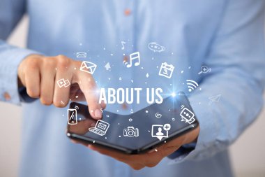 Katlanabilir akıllı telefonu olan bir iş adamı, sosyal medya kavramı