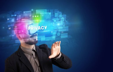 Sanal Gerçeklik gözlükleriyle bakan iş adamı