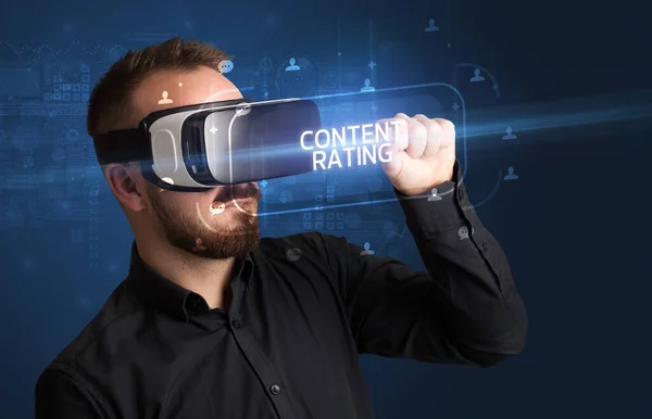 Бизнесмен просматривает очки виртуальной реальности, концепцию социальных медиа — стоковое фото
