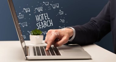 Dizüstü bilgisayar ve e-ticaret konsepti üzerinde çalışan bir iş adamı