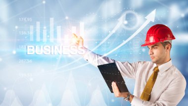 Miğferli genç iş adamı.