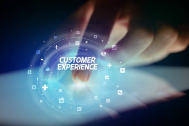 Sosyal medya simgeleri kavramlı parmak dokunuşu tableti