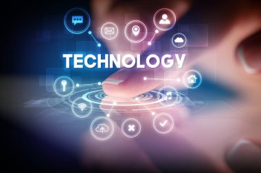 Web teknolojisi simgeleriyle tablete dokunmak