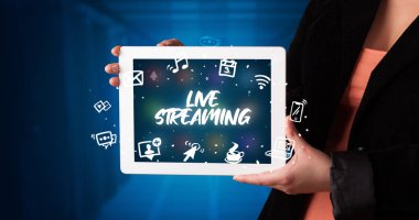 Tablet tutan kişi, sosyal ağ kavramı