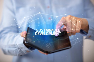 Katlanabilir akıllı telefonu olan bir iş adamı, yeni teknoloji konsepti