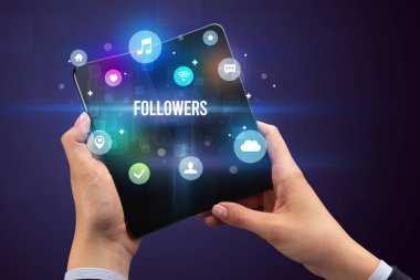 Katlanabilir akıllı telefonu olan bir iş adamı