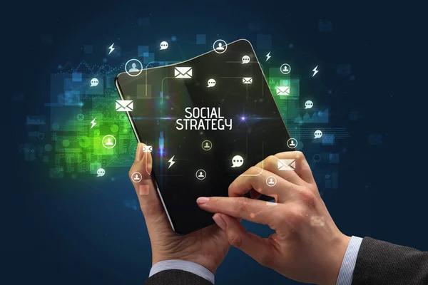 Geschäftsmann mit faltbarem Smartphone, Social-Media-Konzept — Stockfoto