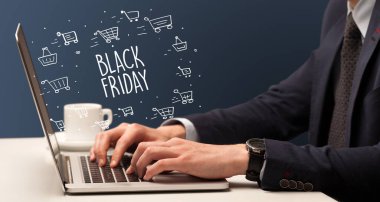 Dizüstü bilgisayar ve e-ticaret konsepti üzerinde çalışan bir iş adamı