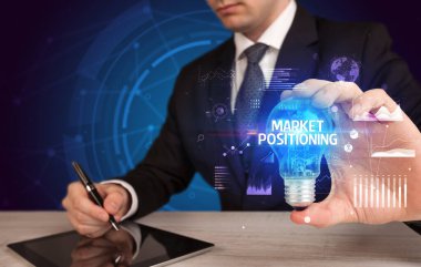 Elinde ampul tutan bir iş adamı, yeni iş konsepti