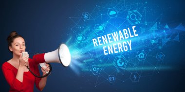 Megafonla bağıran genç kadın, teknoloji duyurusu konsepti.