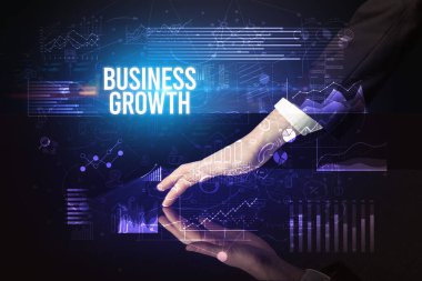 İş adamı dev ekrana dokunuyor