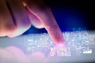 Web teknolojisi simgeleriyle tablete dokunmak