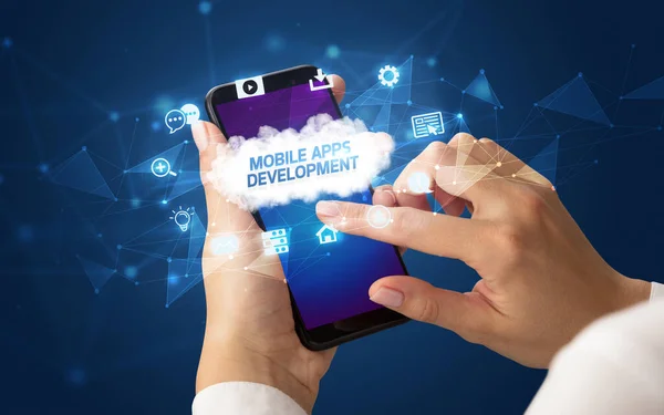 Ręczne korzystanie ze smartfona z koncepcją technologii chmury — Zdjęcie stockowe