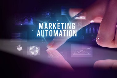 İş grafikleri ve simgeler konseptiyle tablete dokunmak