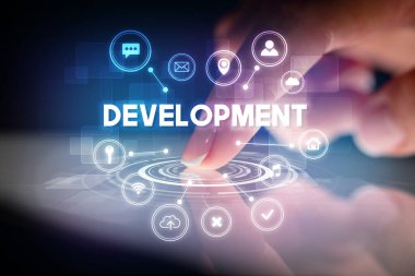 Web teknolojisi simgeleriyle tablete dokunmak