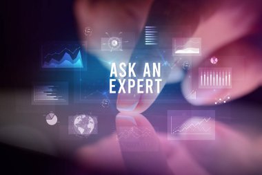 İş grafikleri ve simgeler konseptiyle tablete dokunmak