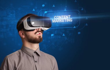 Sanal gerçeklik gözlükleriyle bakan iş adamı, sosyal medya kavramı