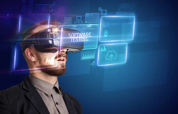Empresário olhando através de óculos de realidade virtual, conceito de tecnologia — Fotografia de Stock
